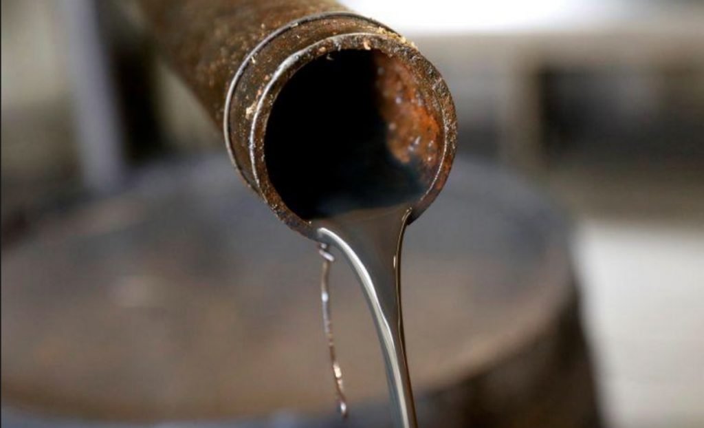 Varianti i ri i Covid ul çmimin e naftës, ekspertët parashikojnë krizë të sektorit