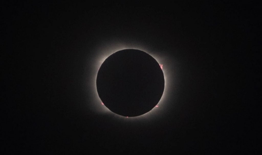 Pamje nga eklipsi diellor që “zhyti” Amerikën Latine në errësirë