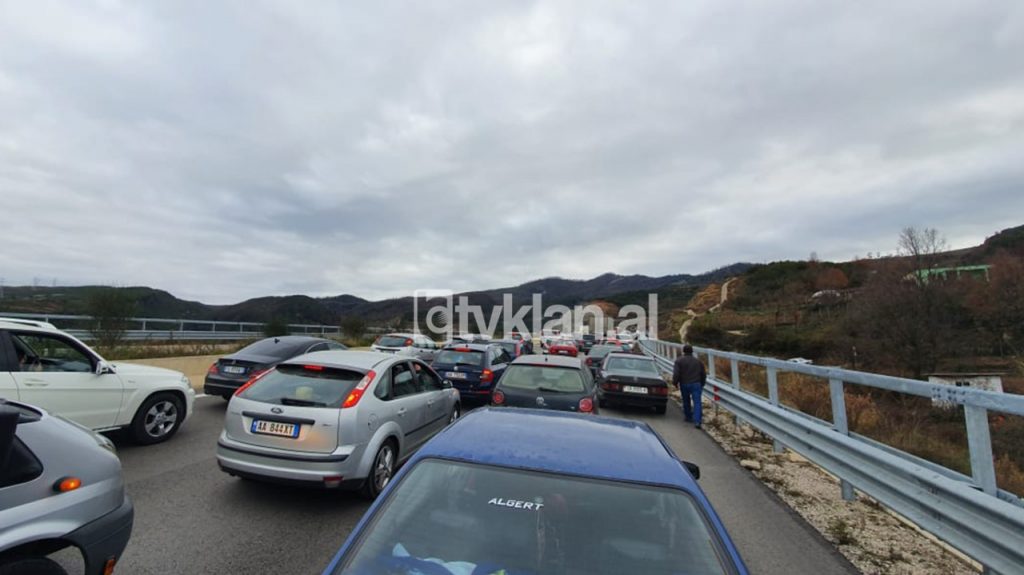 Përplasen dy makina në afërsi të tunelit Tiranë-Elbasan