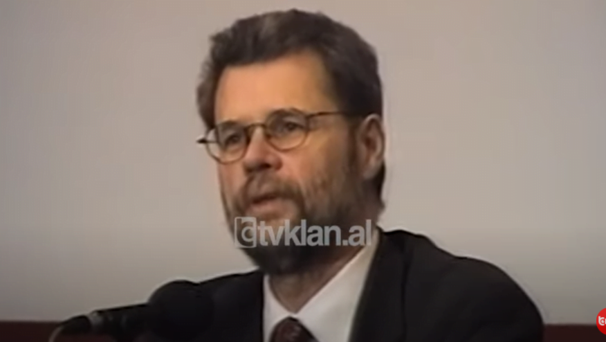 Kosovë, komandanti i KFOR-it konferencë për incidentet në Mitrovicë &#8211; (31 Janar 2001)