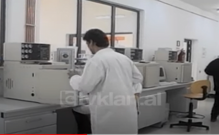 Inaugurohet laboratori kimik doganor, investim i qeverisë italiane &#8211; (15 Shkurt 2001)