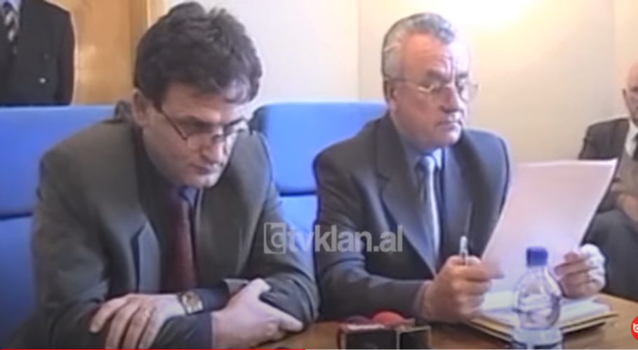 Ministrat Xhuveli dhe Solis konferencë për sëmundjen e lopës së çmendur &#8211; (31 Janar 2001)