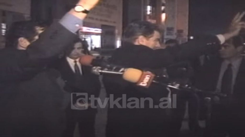 PD nuk ndal protestat as ditën e të dashuruarve (14 Shkurt 2001)