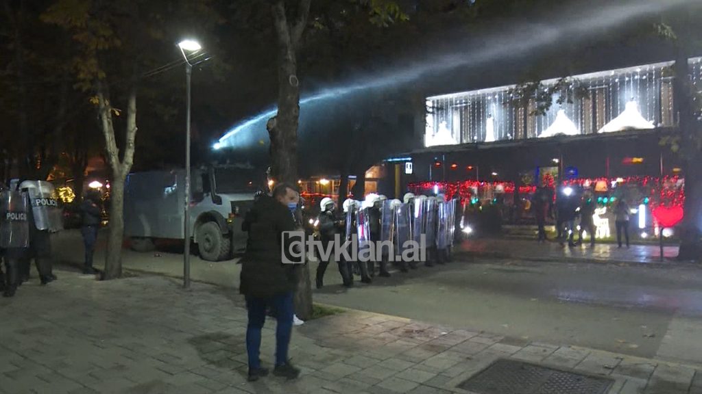 Tensione në natën e pestë të protestës në Tiranë