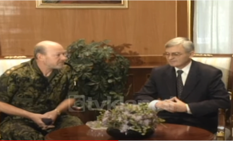Presidenti Mejdani pret në takim gjeneralët e NATO-s në Ballkan &#8211; (25 Prill 2001)