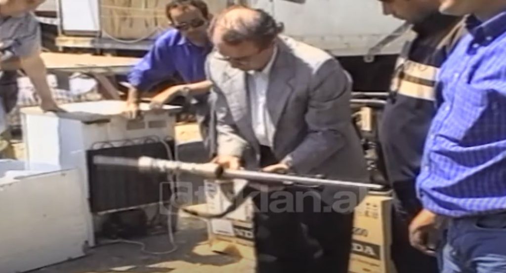 Zbulohet nje arsenal armësh në Portin e Durrësit, kamioni vinte nga Gjeneva (15 Maj 2001)