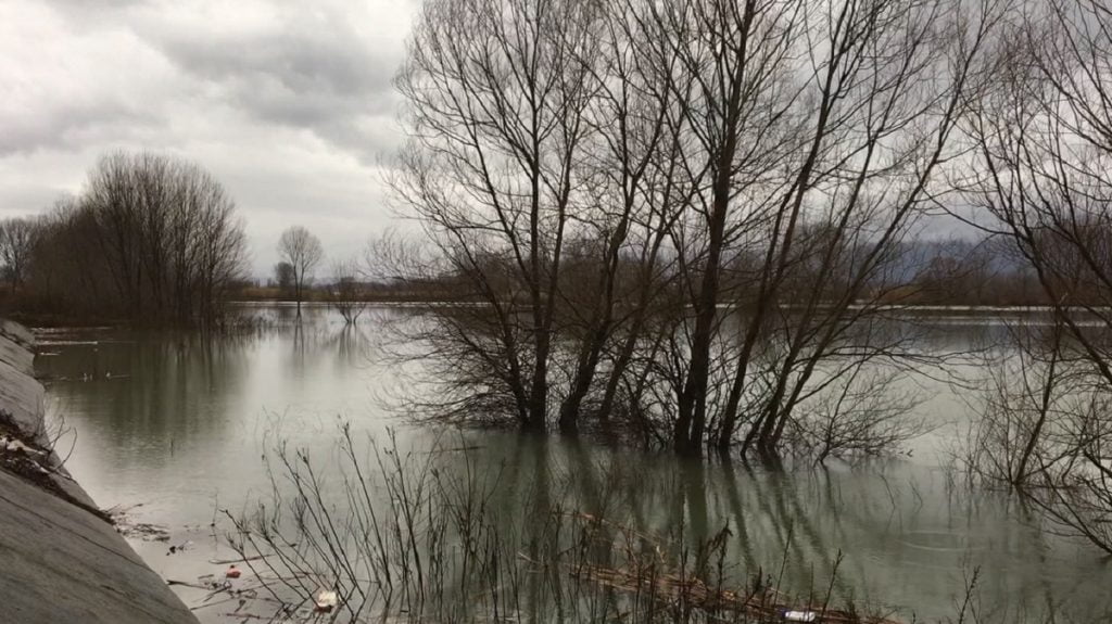 Moti i keq, shtohen sipërfaqet e përmbytura në Shkodër