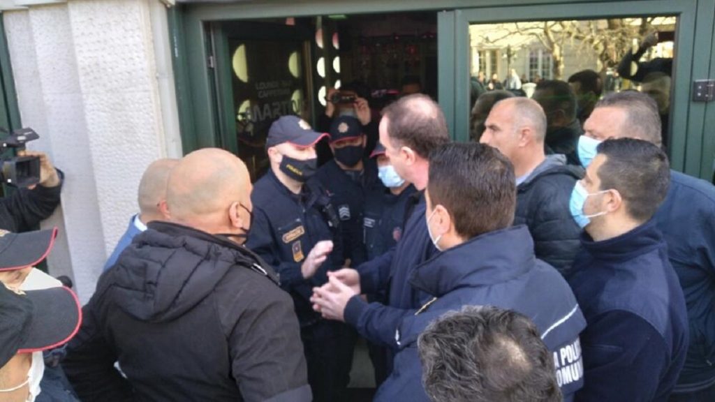 Tension në Tuz, Nik Gjeloshaj përplaset me policinë. Pritet arrestimi i tij