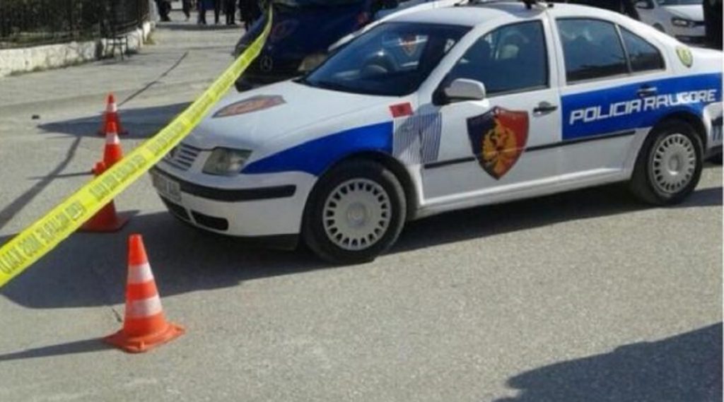 Aksident në Tiranë, motori përplas nga pas kamionin