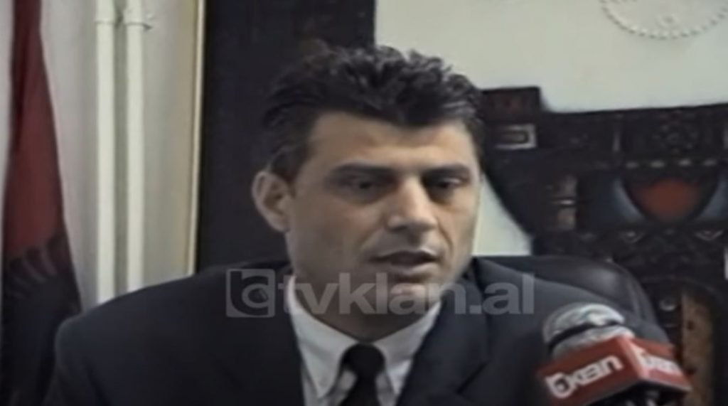 Kosova nënshkruan dokumentin kushtetues, nisin përgatitjet për zgjedhjet parlamentare (15 Maj 2001)