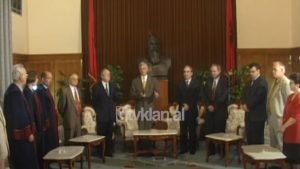 Gjykatës Kushtetuese i shtohen 3 anëtarë të rinj, marrin bekimin nga Presidenti Mejdani (21 maj 2001)