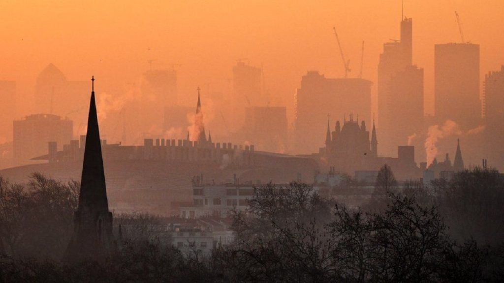 Rreth 6 milionë britanik të kërcënuar nga ndotja e ajrit
