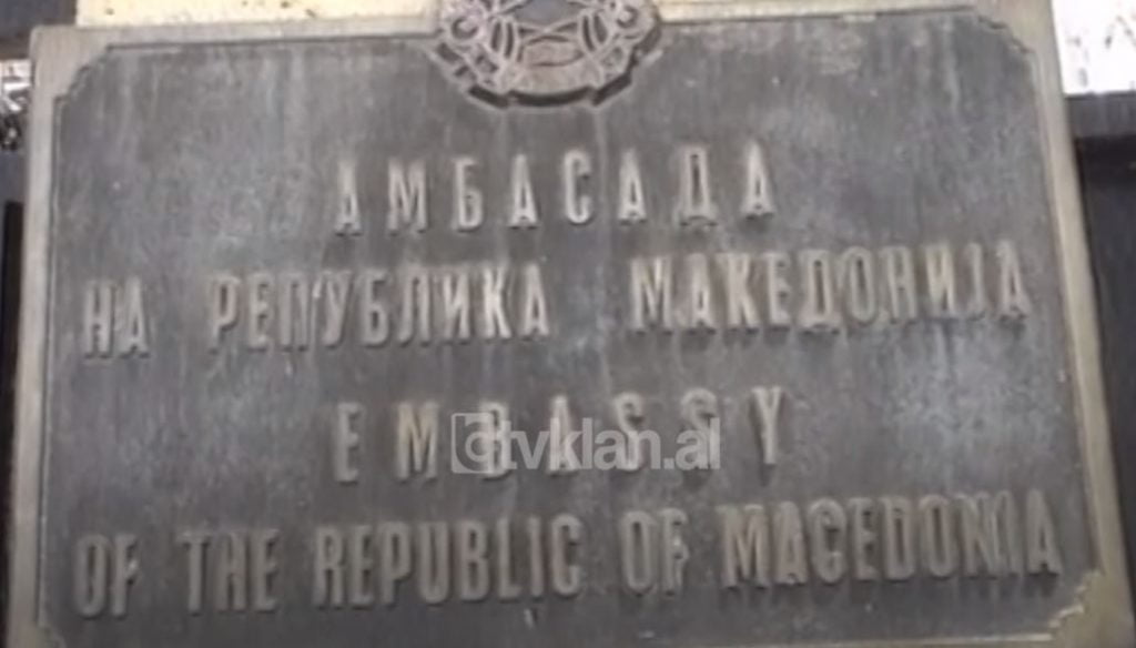 Ambasada Maqedonase në Tiranë në ruajtje nga policia (4 Maj 2001)