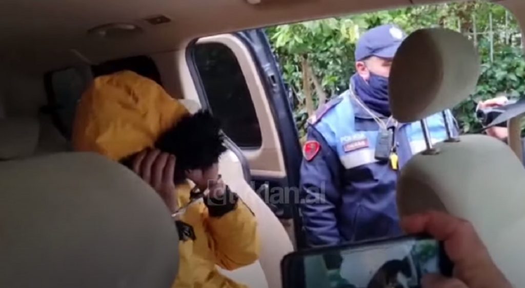 Pezullohen policët që lejuan gazetarët të intervistonin të akuzuarin për përdhunimin e gjyshes