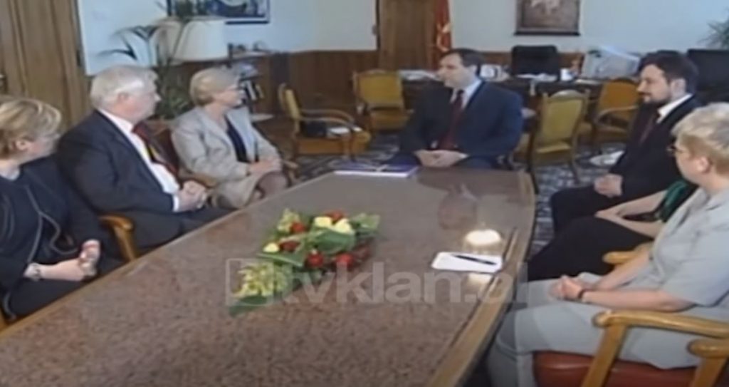 Trojka BE-së mblidhet në Shkup, qeveria maqedonase: Problemet do të zgjidhen me dialog (16 Maj 2001)