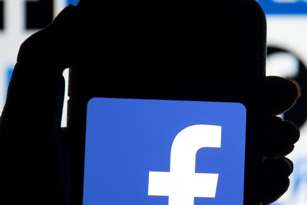 Facebook mohon të ushqejë polarizimin, u jep kontrollë përdoruesëve