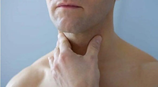 COVID-19 mund të zvogëlojë përgjithmonë funksionin e tiroides, burrat janë më të ndjeshëm