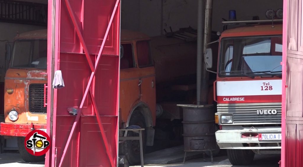 Zjarrfikësit e Korçës punojnë në kushte skandaloze, makinat s&#8217;kanë siguracione e kolaudim