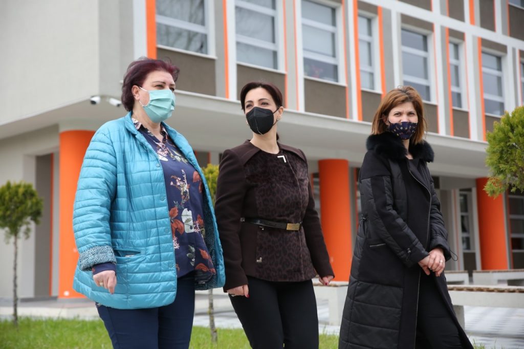 Ministrja e Arsimit viziton qendrën e vaksinimit të mësuesve në Elbasan