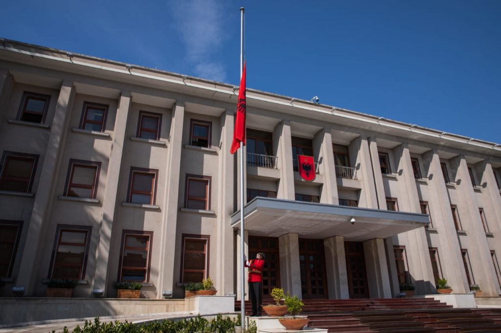 Ndarja nga jeta e Bashkim Finos, Presidenca ul flamurin në gjysmështizë (Video)