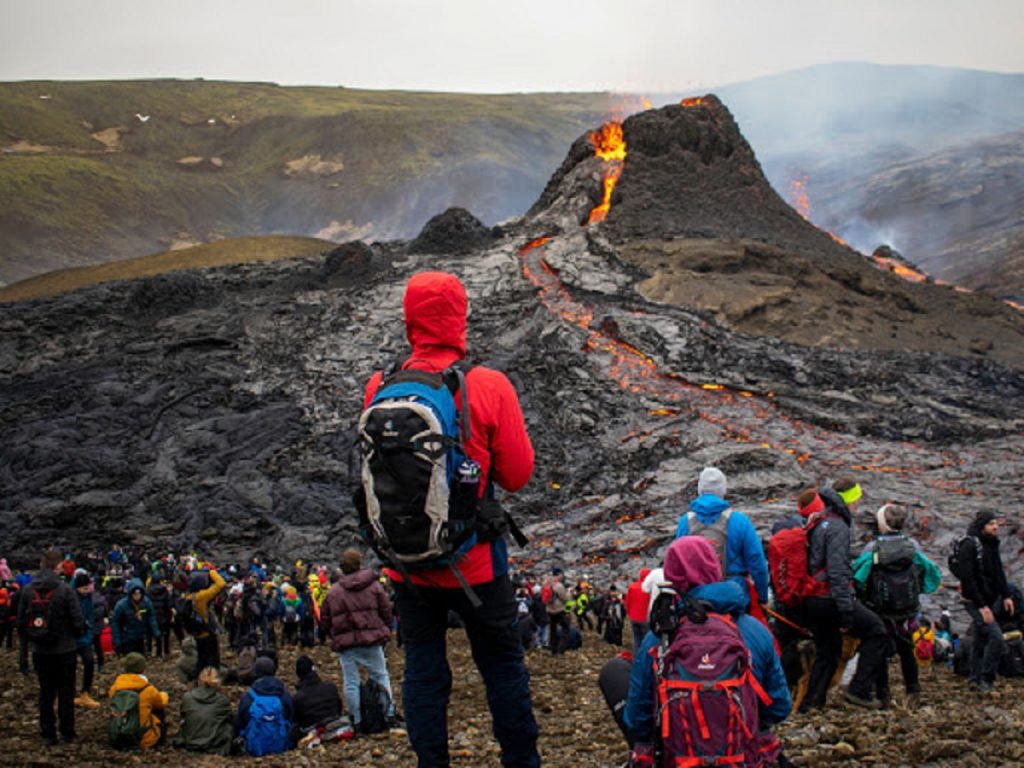 E çuditshme në Islandë, të rinjtë luajnë pranë vullkanit