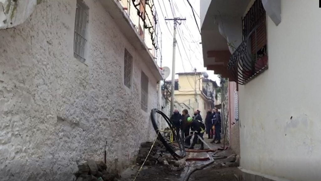 Nxirren trupat e pajetë të 2 viktimave nga zjarri në Berat