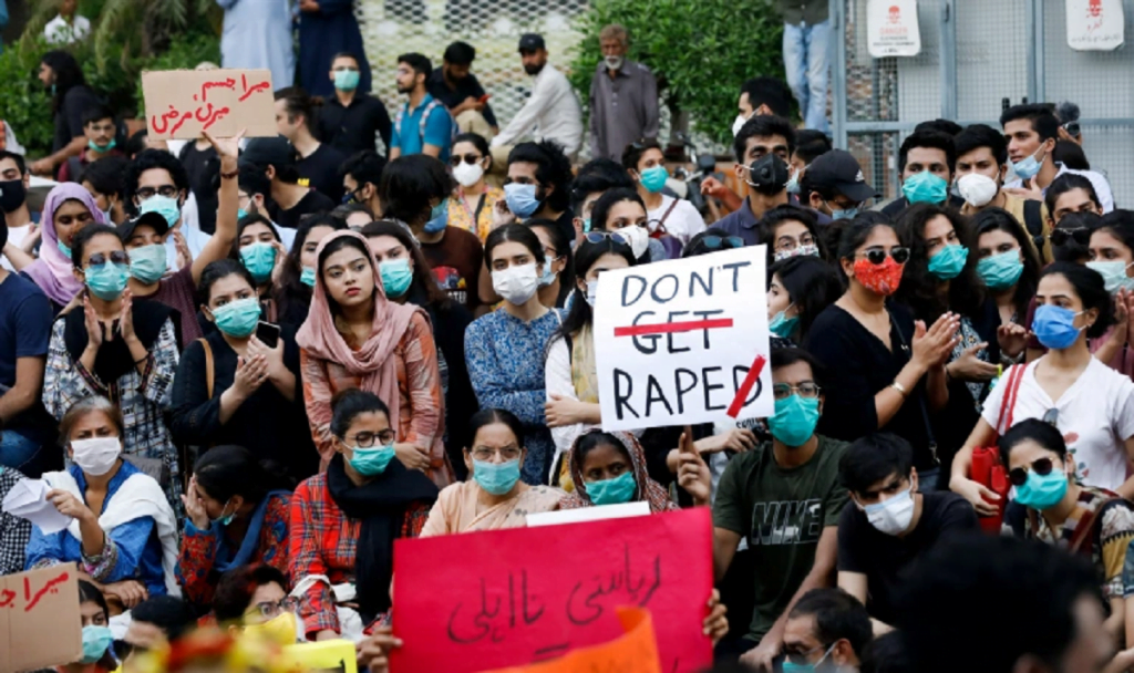 Kryeministri i Pakistanit kërkon që gratë të mbulohen
