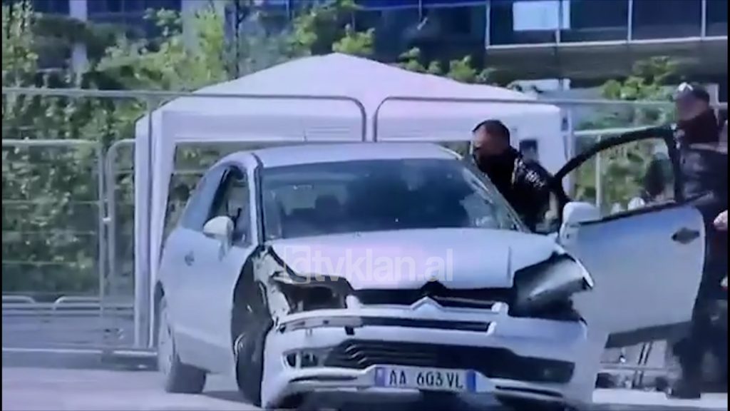 Makina hyn në sheshin Skënderbej dhe tenton të përplasë këmbësorët, shoferit i gjendet kanabis