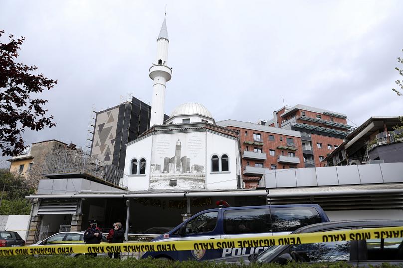 Sulmi me thikë në xhaminë në Tiranë, në mediat ndërkombëtare