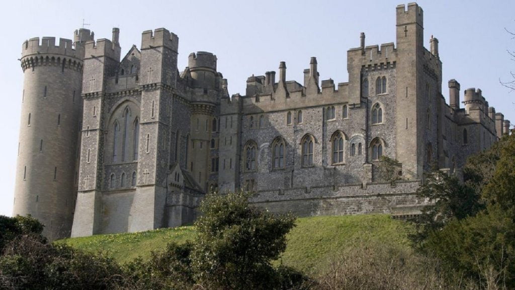 Grabitet një kështjellë në Britani, hajdutët marrin sende të çmuara me vlerë 1 mln Paund