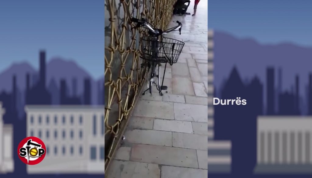 Qytetarit në Durrës i vjedhin gomën e biçikletës, i lënë vetëm skeletin