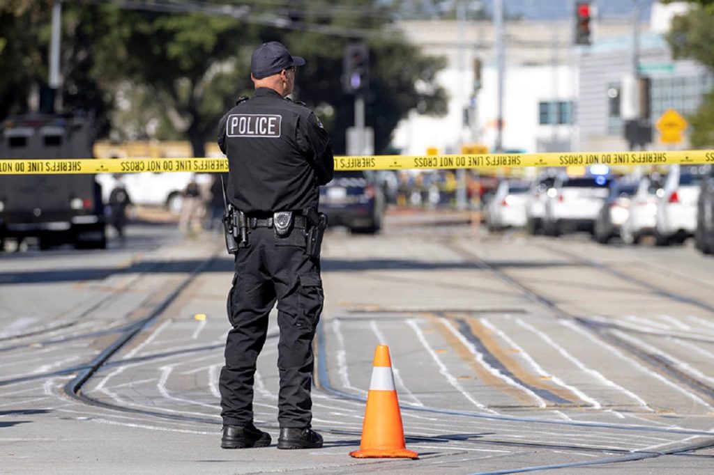 8 të vrarë dhe disa të plagosur në Kaliforni