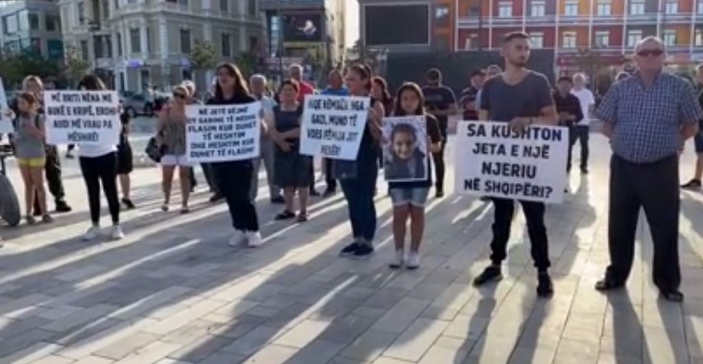 &#8220;Sa kushton jeta e një njeriu në Shqipëri?&#8221;, protestë për familjen Gushi në Fier