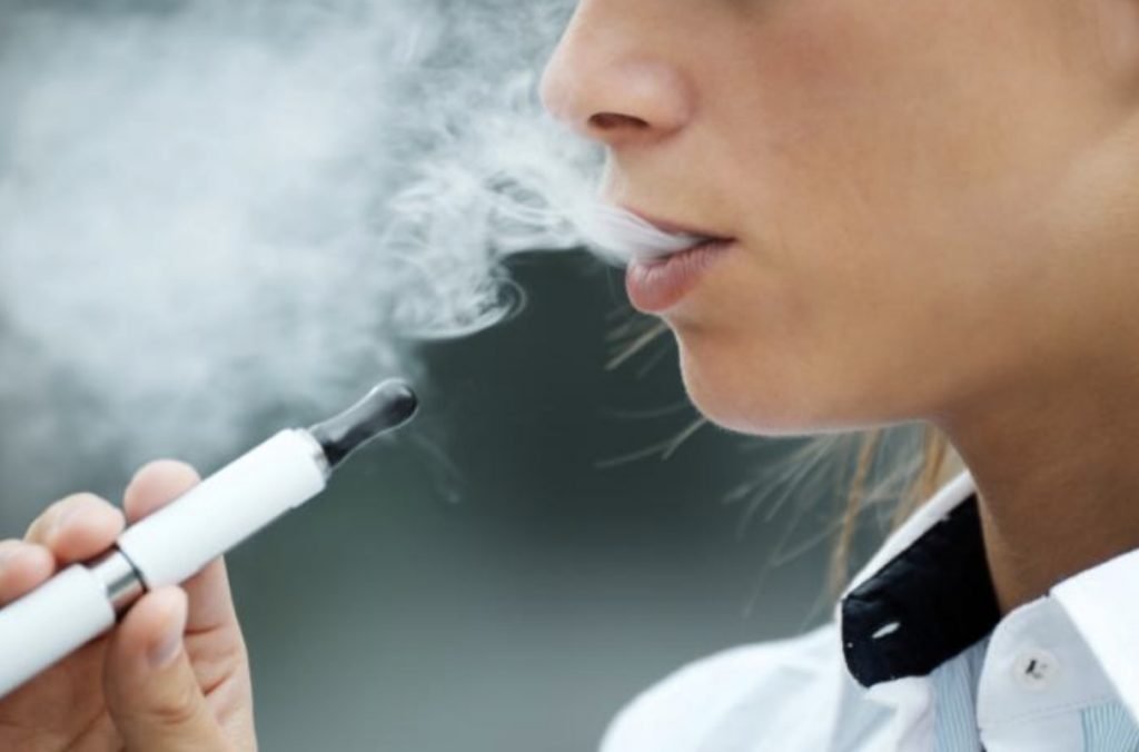 E vërteta e studimeve që kryqëzojnë cigaret elektronike: “Studiuesit luftojnë për shuma të mëdha parash”