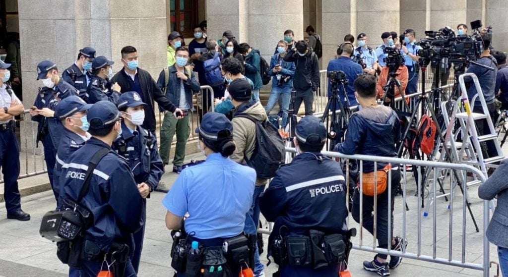 Bashkëpunim me elemente të jashtëm, arrestohen pesë drejtuesit e gazetës &#8220;Apple Daily&#8221;