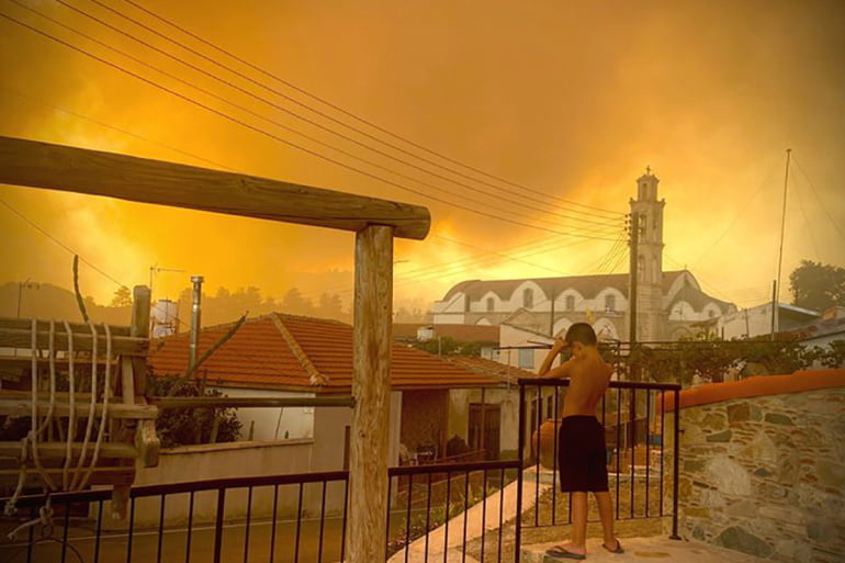 Qipro përfshihet nga zjarret, 4 persona humbin jetën