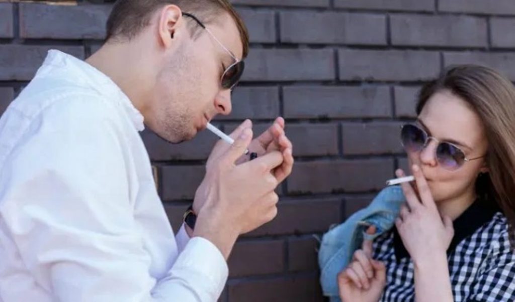 Varësia ndaj duhanit dhe mosha kur humbni virgjërinë e trashëgoni nga gjenet e prindërve