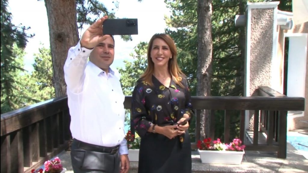 Majlinda Bregu dhe Zoran Zaev krah për krah me foto selfie (Video)