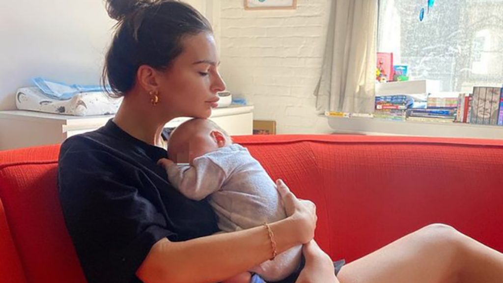Emily Ratajkowski i kundërpërgjigjet komenteve për rolin e saj si mama