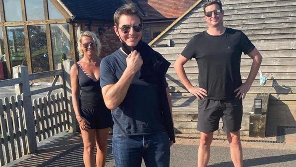 Tom Cruise zbret me helikopter në kopshtin e shtëpisë së një familjeje