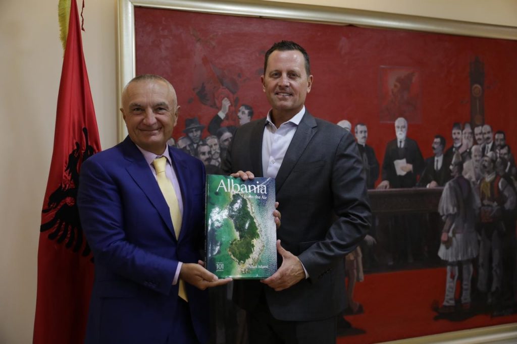 Grenell takohet edhe me Metën, presidenti i dhuron një libër