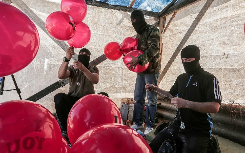 Izraeli bombardon vendet e Hamasit pas lëshimit të balonave të zjarrit