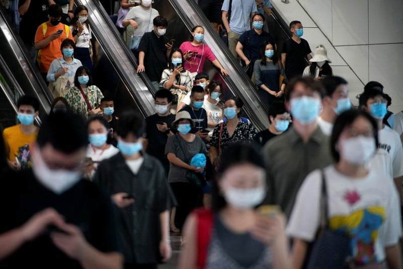 Kina rikthen maskën, detyrim edhe jashtë