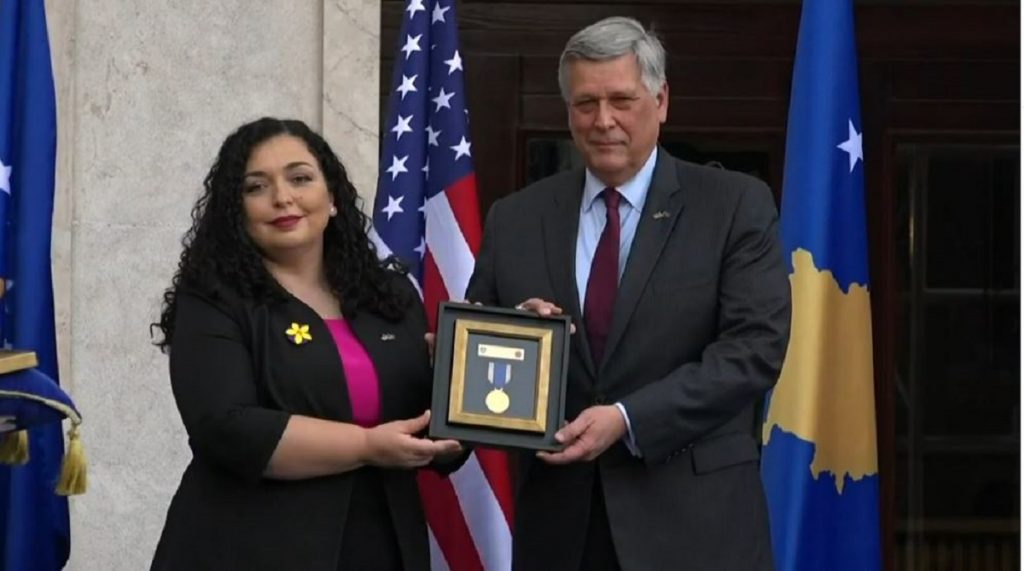 Osmani i dorëzon smbasadorit të SHBA-së Medaljen Presidenciale për Beau Biden