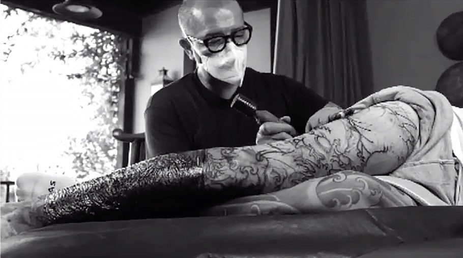 Këngëtari i njohur kalon 13 orë për një tatuazh gjigand në këmbë
