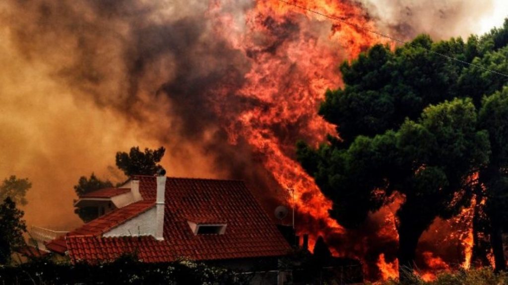 Greqia përfshihet sërish nga zjarret, autoritetet evakuojnë banorët