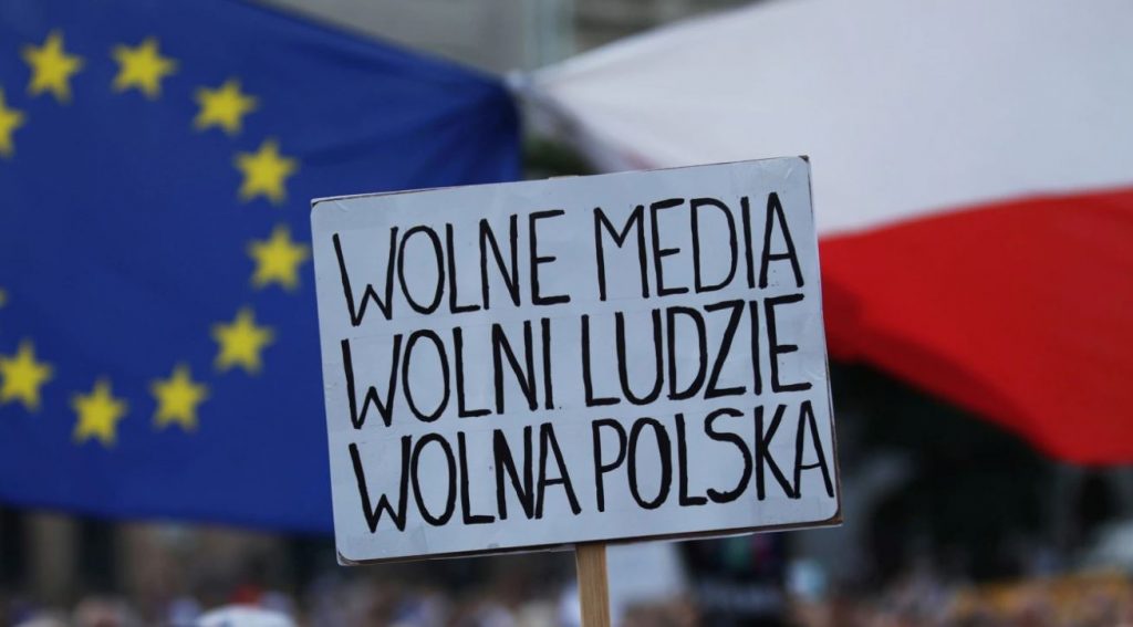 Ligjvënësit polakë miratojnë një projektligj që kufizon lirinë e shtypit