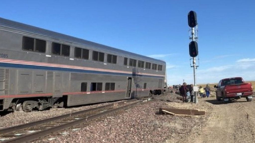Treni del nga shinat në SHBA, vdesin tre persona dhe plagosen dhjetëra të tjerë