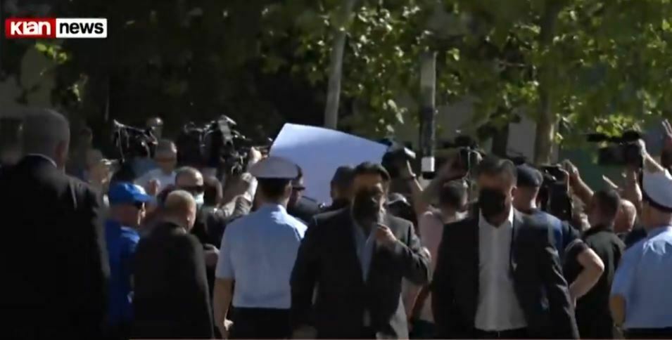 Basha e përjashtoi, por cilët janë deputetët që pritën Berishën në oborrin e Kuvendit