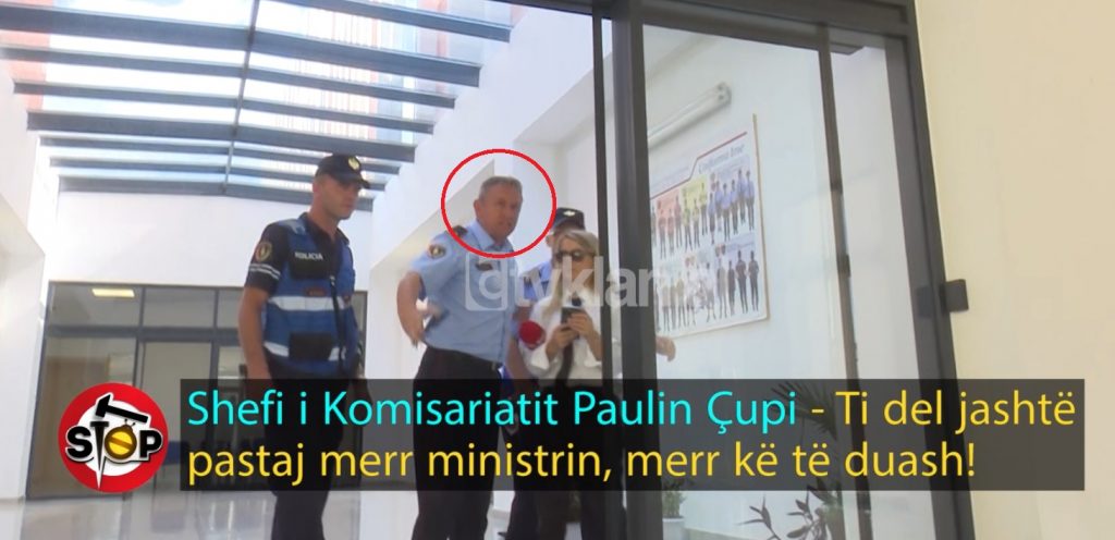 Shefi i Komisariatit Shkodër shtyn gazetaren dhe operatorin e Stop: Dil jashtë, pastaj merr ministrin